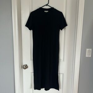 Black midi tshirt style sleeve dress with ribbed detail.
